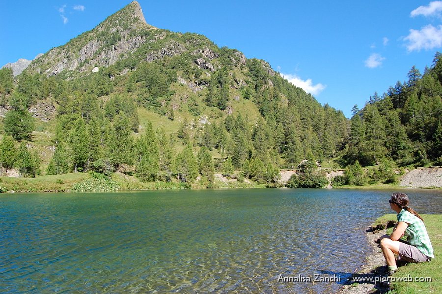 34 Meritato riposo a riva delle acque smeraldine del lago .JPG